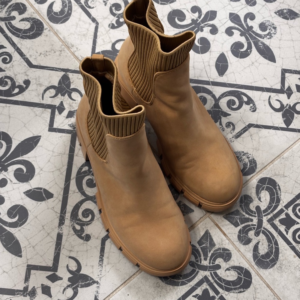Tan Ankle Boots with Ribbed Cuff